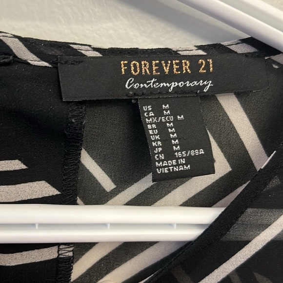 Abstract black and white blouse - Picture 2 of 3